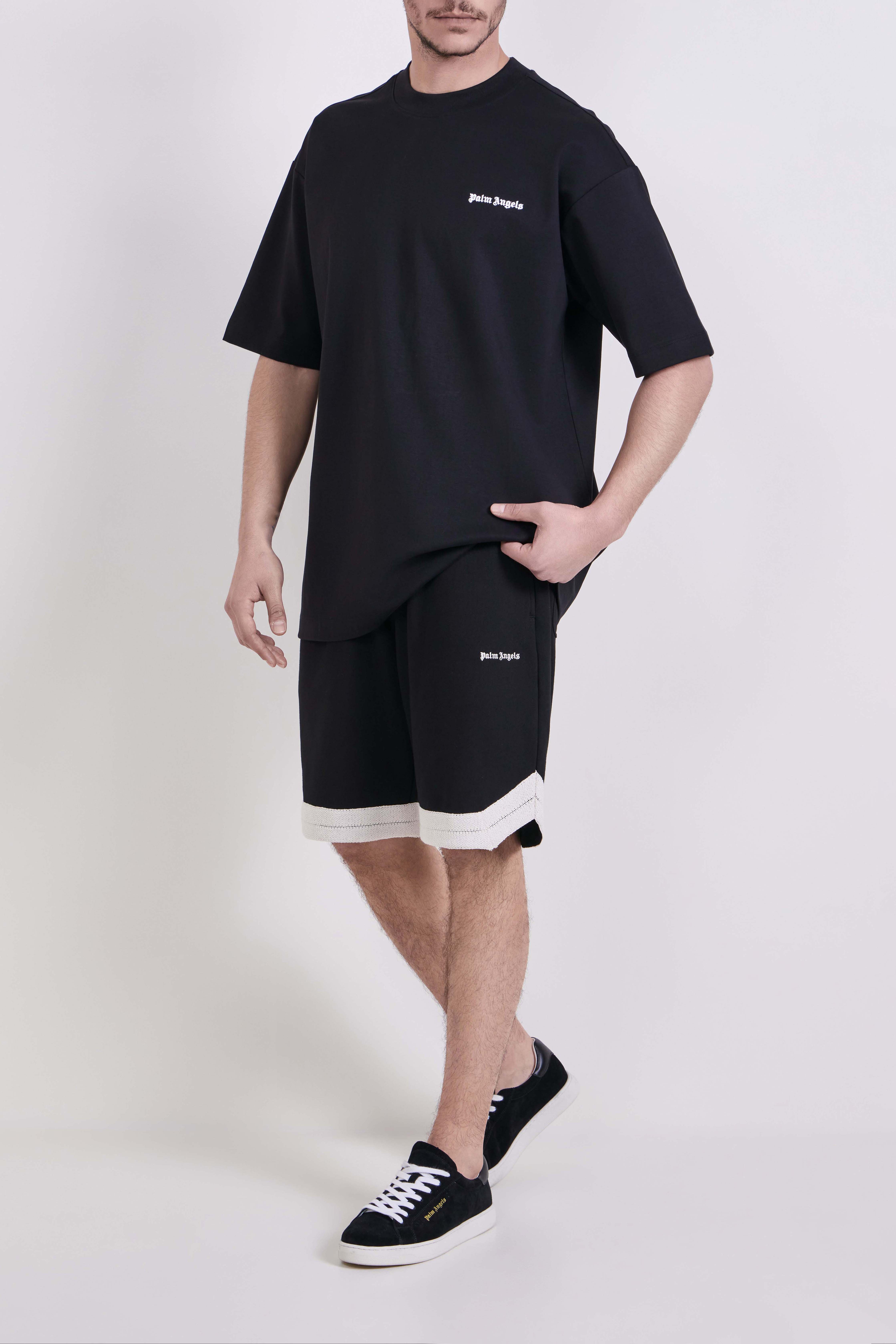 תמונת כל הלוק של חולצת טי אוברסייז